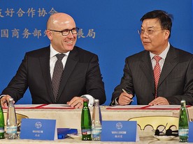 Předseda představenstva Škoda Auto Bernhard Maier a předseda představenstva SAIC Motor Čchen Č-sin