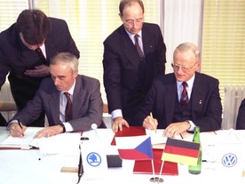Ministr Jan Vrba a Carl Hahn podepisují smlouvu o prodeji akcií