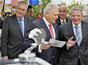 Presidenti Zeman a Gauck navštívili Škoda Auto