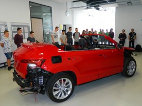 Pátým žákovským vozem podnikového učiliště Škoda Auto je Škoda Karoq s karoserií kabriolet