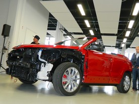 Pátým žákovským vozem podnikového učiliště Škoda Auto je Škoda Karoq s karoserií kabriolet