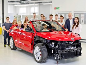 Studii navrhlo a pracuje na ní 23 žáků podnikového učiliště Škoda Auto