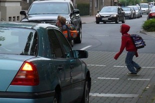 Opatrně před školou