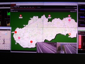 Pohkled na velkoplošnou obrazovku ve velíně SkyToll v Bratislavě