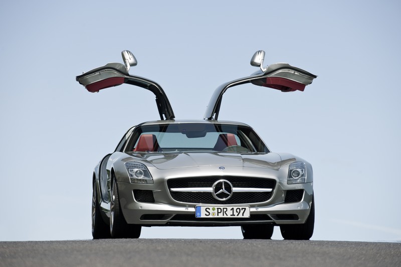 Mercedes-Benz SLS AMG vstupuje na trh