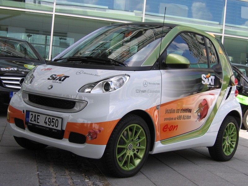 Pět elektromobilů smart ed u Sixtu