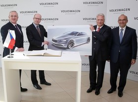 Zleva Martin Winterkorn, Bohuslav Sobotka, Winfried Vahland a Christian Klingler