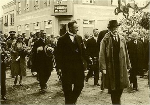 Starosta Josef Sousedík provází presidenta Masaryka při jeho návštěvě Vsetína