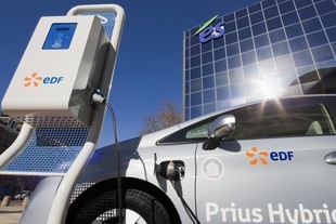 Toyota Prius Plug-in a dobíjecí stanice EDF