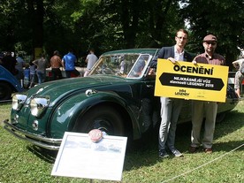 Oceněná Tatra 77, vpravo její majitel Pavel Kasík