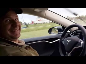 Joshu Brown za volantem své Tesly jak se prezentoval na YouTube