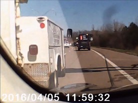 Joshu Brown na YouTube zveřejnil i video, jak Autopilot zabránil kolizi s bezohledným řidičem náklaďáku