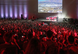 autoweek.cz - Tesla Model 3 vyjíždí