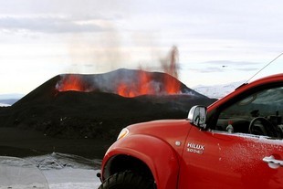 Toyota Hilux v arktické úpravě u islandského vulkánu