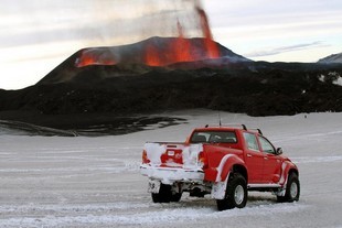 Toyota Hilux v arktické úpravě u islandského vulkánu