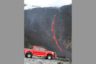 Toyota Hilux v arktické úpravě u islandského vulkánu