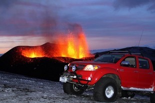 Toyota Hilux v arktické úpravě u islandského vulkánu