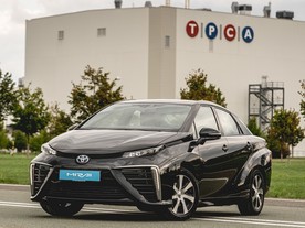 Toyota Mirai s palivovými články jezdí na vodík