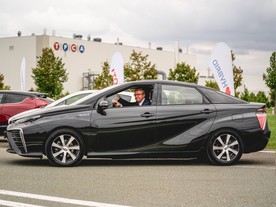 Vicepremiér a ministr průmyslu a obchodu Karel Havlíček ve  Voze Toyota Mirai