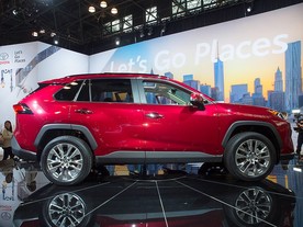 Toyota RAV4 na autosalonu v New Yorku