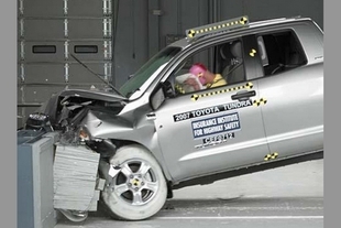 Crash test vozu Toyota Tundra v roce 2007
