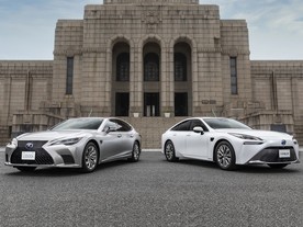 Lexus LS 500h Teammate MY22 a Toyota Mirai MY22