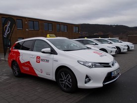 Vozy Toyota Auris Hybrid TouringSports projektu upTAXI 