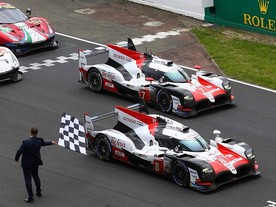 Toyoty TS050 Hybrid v cíli
