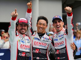 Fernando Alonso, Kazuki Nakadžima a Sébastien Buemi 