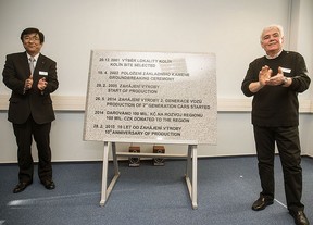 Desku pro základní kámen odhalili Satoši Takae a Jean Pierre Chantossel