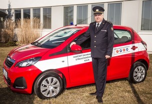 Peugeot 108 a ředitel kolínských hasičů Vladimír Dynybyl