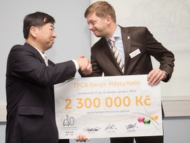 Předání šeku starostovi města Kolína V. Rakušanovi