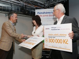 Předseda atletů TJ Sokol Kolín Jiří Tuček a předsedkyně Horolezců Kolínska Jitka Slavíková 