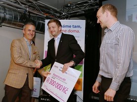 Výkonný viceprezident TPCA Javier Varela předává šek starostovi Kolína Vítu Rakušanovi 
