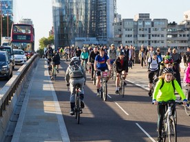 Snížení provozu pomocí… pruhů pro cyklisty?