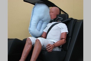 autoweek.cz - Toyota jako první uvedla airbag pro zadní sedadla 