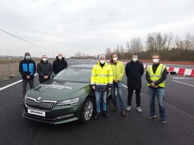 Vývojové týmy Valeo a VSB Ostrava s testovacim autem Drive By Wire.JPG