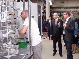 Premiér Bohuslav Sobotka prochází nové prostory společnosti Varroc Lighting Systems