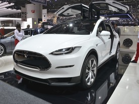 Tesla Model X má světlomety vyvinuté v ČR