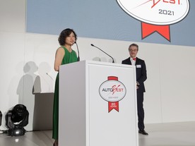 Tran Thi Hong Bich (VinFast) a Dan Vardie (AutoBest)