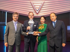 AutoBest A Star is Born - VinFast: Dan Vardie, James de Luca, Le Thi Thu Thuy a velvyslanec Nguyen Thiep