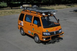 Vozidlo VisLab na elektrický pohon napájený ze solárních panelů na střeše