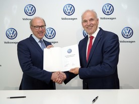 Předseda Evropského sdružení prodejců Matti Pörhö a obchodní ředitel Volkswagenu Jürgen Stackmann  