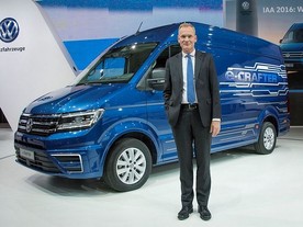 Předseda představenstva značky Volkswagen Užitkové vozy Dr. Eckhard Scholz a Volkswagen e-Crafter