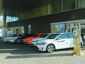 Prvních pět vozů Volkswagen e-Golf projektu DEP 