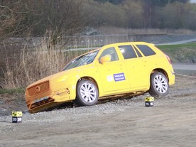 Volvo XC90 - nehoda po opuštění silnice a vjetí do příkopu