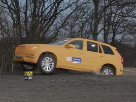 Volvo XC90 - nehoda po opuštění silnice a vjetí do příkopu