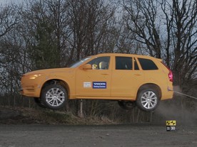 Volvo XC90 - nehoda po opuštění silnice a vjetí do příkopu