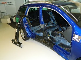 Volkswagen Passat - deformace po opravě nesprávnou technologií
