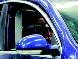 Volkswagen Passat - deformace po opravě nesprávnou technologií - detail hlavy